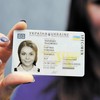 Заменить паспорт в форме книжечки на ID-карту можно будет по желанию